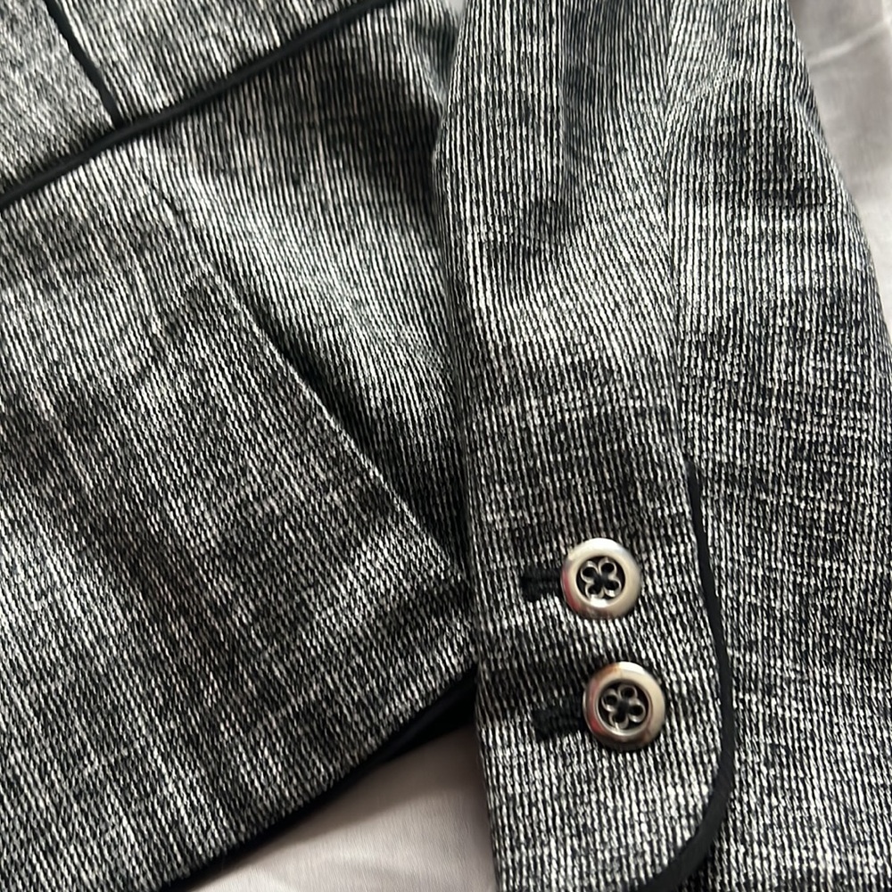 Suits - Picture 3 of 4